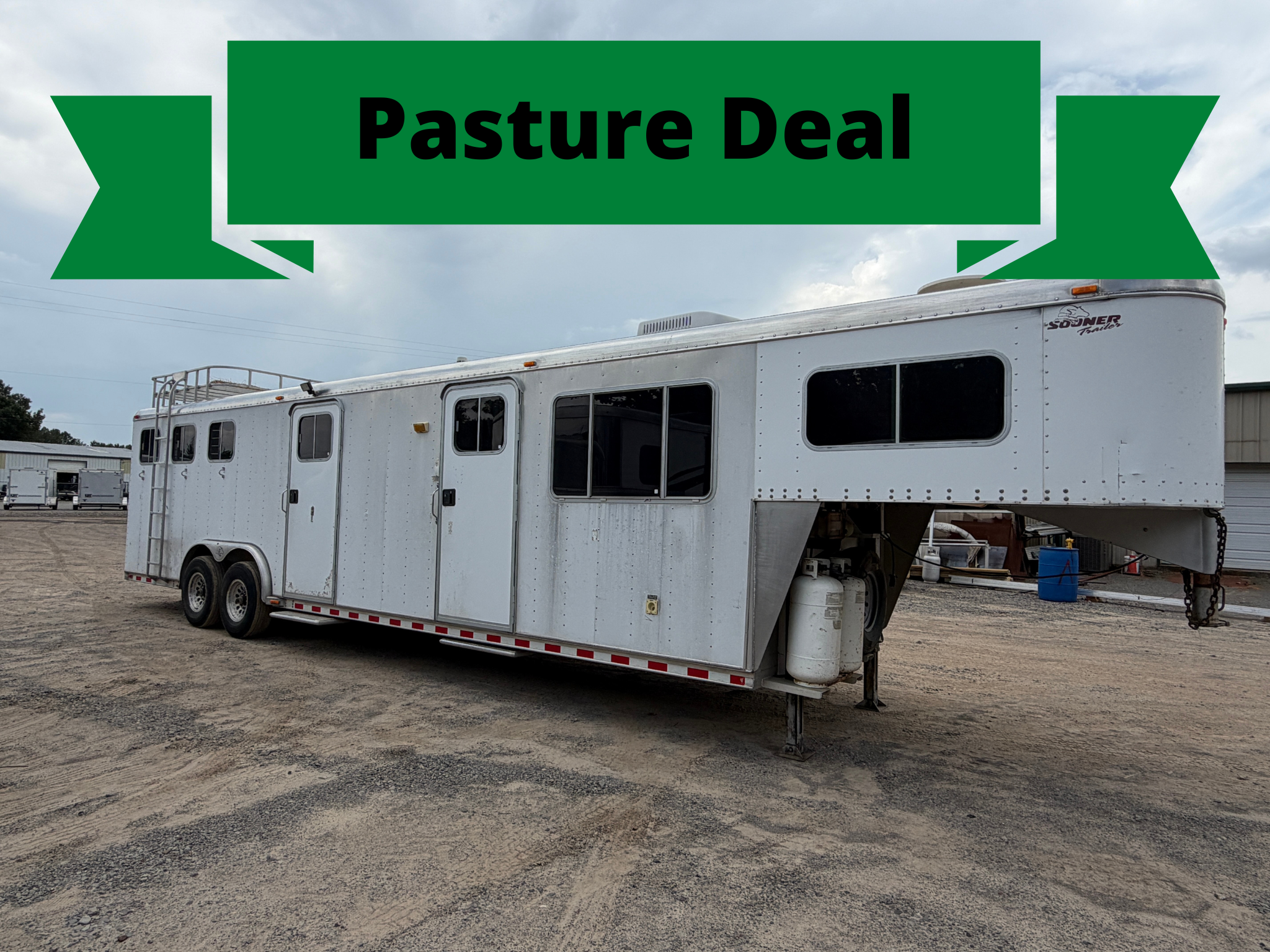 1998 Sooner 3 Horse Slant Load 10' Living Quarters